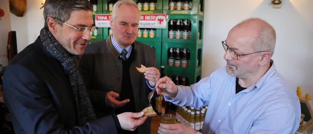 Erst Malzbier, dann Honigstulle von Rainer Gartemann (r.): Oberbürgermeister Mike Schubert (l.) und der Beigeordnete Bernd Rubelt im Forsthaus Templin beim Vorgeschmack auf die Grüne Woche.