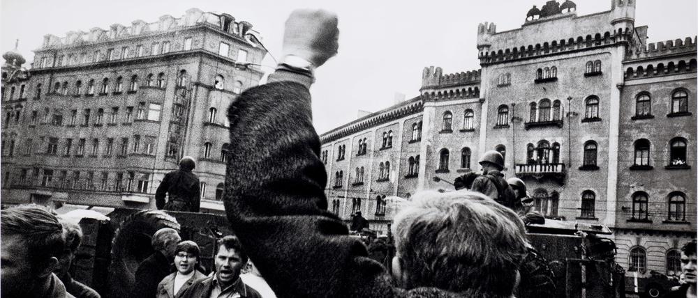 1968 fotografierte Josef Koudelka auf dem
Platz der Republik den Einmarsch der russischen Armee.