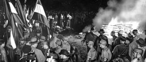 Studierende und SA-Männer warfen an diesem Tag allein in Berlin mehr als 20.000 Bücher, die den Nazis als „undeutsch“ galten, in die Flammen.