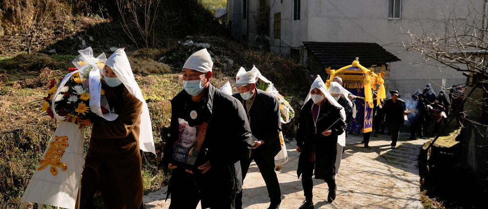 Verwandte und Nachbarn einer Verstorbenen bei deren Beerdigung Anfang Januar in einem Dorf im Kreis Tonglu, Provinz Zhejiang.