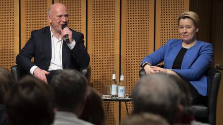 Der CDU-Spitzenkandidat für die anstehende Wahl zum Abgeordnetenhaus Kai Wegner spricht im Ludwig Erhard Haus bei einer Diskussionsveranstaltung des Vereins Berliner Kaufleute und Industrieller (VBKI) und des «Tagesspiegels». Daneben sitzt die Regierende Bürgermeisterin und SPD-Spitzenkandidatin Franziska Giffey.