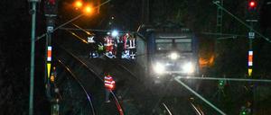 Rettungskräfte stehen auf der Bahnstrecke zwischen Nürnberg und Regensburg auf den Gleisen. Ein Bahn-Mitarbeiter ist bei Rodungsarbeiten ums Leben gekommen, als er von einer einzeln fahrenden Lokomotive erfasst wurde. Ein weiterer sei schwerst verletzt worden, teilte das Polizeipräsidium Oberpfalz mit.