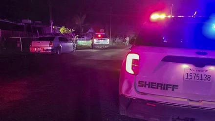 Auf diesem vom Tulare County Sheriff’s Office veröffentlichten Bild untersuchen Ermittler einen Vorfall in Goshen bei Visalia. Bei einem grausamen Sechsfachmord im US-Bundesstaat Kalifornien sind eine 17 Jahre alte Mutter und ihr Baby mit Kopfschüssen getötet worden. 