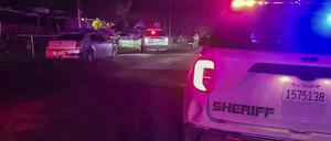 Auf diesem vom Tulare County Sheriff’s Office veröffentlichten Bild untersuchen Ermittler einen Vorfall in Goshen bei Visalia. Bei einem grausamen Sechsfachmord im US-Bundesstaat Kalifornien sind eine 17 Jahre alte Mutter und ihr Baby mit Kopfschüssen getötet worden.