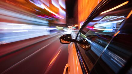Auto fährt schnell durch die Stadt. (Symbolbild).