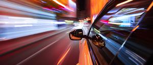 Auto fährt schnell durch die Stadt. (Symbolbild).