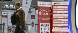 Ein Passagier geht an einem Corona-Testzentrum am Flughafen Frankfurt vorbei. 