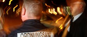 Mitarbeiter des Ordnungsamtes Friedrichshain-Kreuzberg.