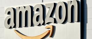 ARCHIV - 17.01.2019, Niedersachsen, Garbsen: Logo und Schriftzug von Amazon an einem Paketzentrum des Online-Händlers. Das US-Unternehmen Amazon überträgt ab der Saison 2021/22 Spiele der Fußball-Champions-League. (zu dpa: «Champions League ab 2021 auch bei Amazon») Foto: Holger Hollemann/dpa +++ dpa-Bildfunk +++ | Verwendung weltweit