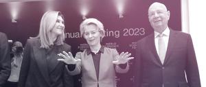 Der Gründer des WEF, Klaus Schwab, mit EU-Kommisisonspräsidentin Ursula von der Leyen und der ukrainischen First Lady Olena Selenska.