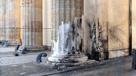 Sah schon mal besser aus: das Brandenburger Tor, nachdem ein Autofahrer ins Wahrzeichen raste. 