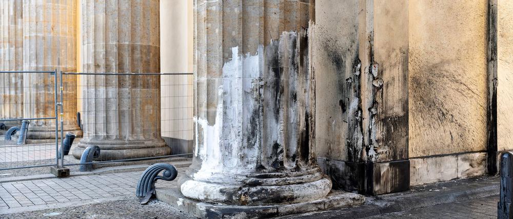 Sah schon mal besser aus: das Brandenburger Tor, nachdem ein Autofahrer ins Wahrzeichen raste. 