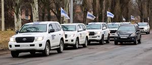 Der Rückzug: OSZE-Fahrzeuge verlassen Anfang März 2022 Donezk.