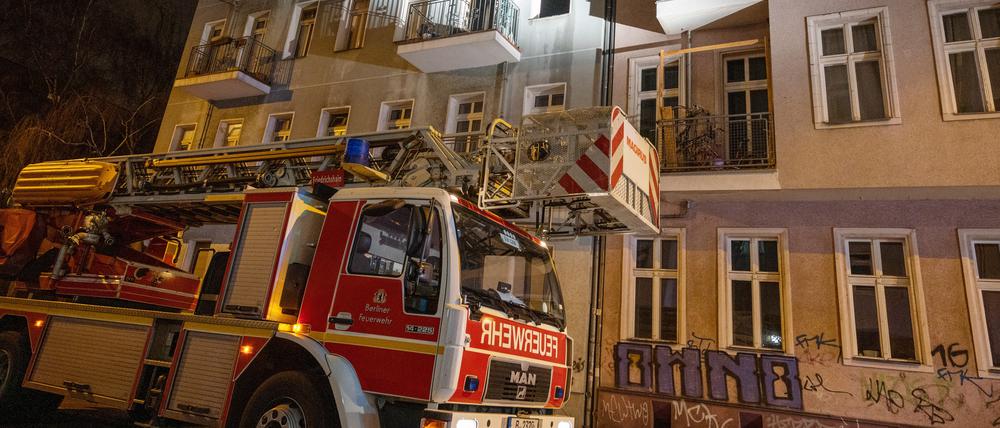 Ein Feuerwehrauto steht vor einem Haus in Berlin (Symbolfoto).