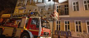 Ein Feuerwehrauto steht vor einem Haus in Berlin (Symbolfoto).