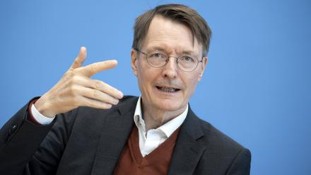 Karl Lauterbach lehnt ein rasches Ende der Corona-Maskenpflicht auch im Gesundheitswesen ab (Archivbild).