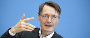 Karl Lauterbach bei der Bundespressekonferenz zum Thema „Eckpunkte für kontrollierte Abgabe von Cannabis an Erwachsene“.