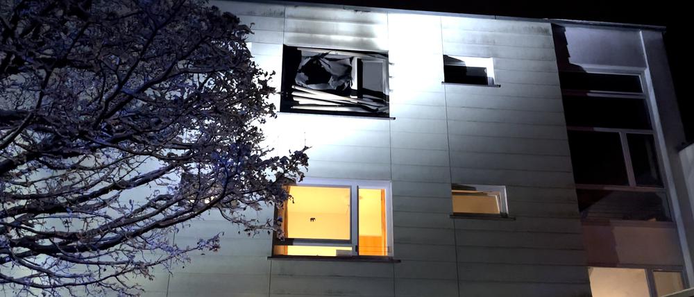 Ein rußgeschwärztes Fenster (oben) ist bei einem Brand am Gebäude einer Pflegeeinrichtung zu sehen. Bei dem Feuer in der Pflegeeinrichtung sind am Dienstagabend mehrere Menschen ums Leben gekommen.