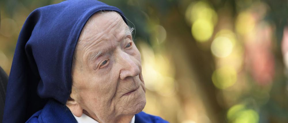 Schwester Andre, geborene Lucile Randon, betet am Vorabend ihres damalas 117. Geburtstags. Mit der französischen Schwester André ist der älteste Mensch der Welt gestorben.