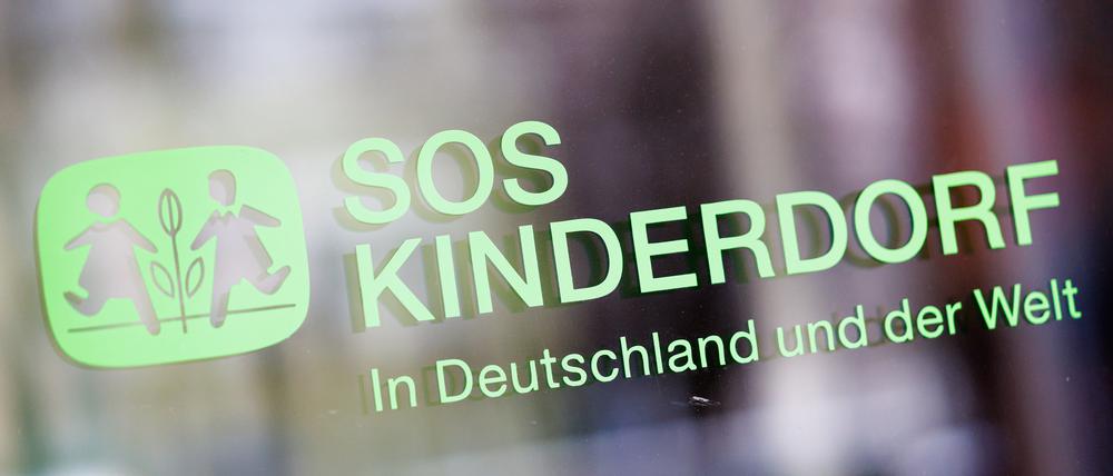 Der Schriftzug SOS Kinderdorf.