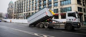 Ein Container mit Schutt wird am Tag nachdem ein Groß-Aquarium in einer Hotellobby geplatzt war, auf einen LKW geladen. +++ dpa-Bildfunk +++