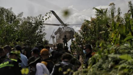 Soldaten sind in San Pablo, Kolumbien auf Koka-Plantagen im Einsatz. 
