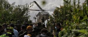 Soldaten sind in San Pablo, Kolumbien auf Koka-Plantagen im Einsatz. 