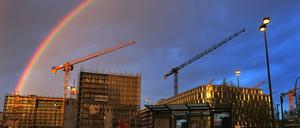 17.05.2021, Berlin, GER - Regenbogen ueber der Baustelle am Hildegard-Knef-Platz. Architektur, Aufbau, aufbauen, aussen, Aussenaufnahme, Bau, Bauarbeiten, Bauboom, Baubranche, bauen, Bauindustrie, Baukonjunktur, Baukraene, Bauplatz, Bauprojekt, Baustelle, Baustellenkraene, Bauwesen, Bauwirtschaft, Bebauung, Berlin, Bogen, Buerogebaeude, Daemmerung, deutsch, Deutschland, Entwicklung, errichten, Errichtung, Europa, europaeisch, farbig, Fruehjahr, Fruehling, gebrochenes Licht, Gewerbegebiet, Gewerbeneubau, Grossbaustelle, Hildegard-Knef-Platz, Himmel, Hochbau, Hochkonjunktur, Immobilien, Immobilienboom, Jahreszeit, Katzausleger, Kraene, Laufkatzausleger, Lichtbrechung, Meteorologie, Morgen, Morgendaemmerung, morgens, Natur, Naturereignis, Nat 