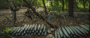 Ein ukrainischer Soldat steht neben versteckter Haubitzen-Munition (Archivfoto).