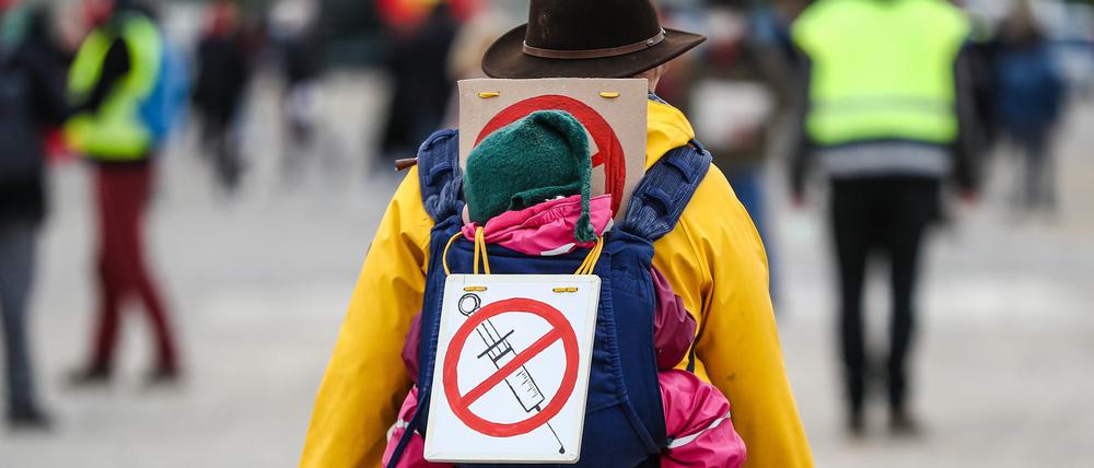 Eine Impfgegnerin beim Protest von Querdenken. 