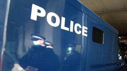 Ein Polizeiwagen bringt den Tatverdächtigen zum Prozess um den Mord an Sarah Everard zum Westminster Magistrates’ Court in London (Archivbild vom März 2021)