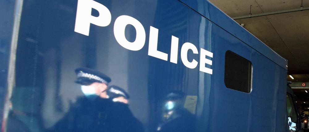 Ein Polizeiwagen bringt den Tatverdächtigen zum Prozess um den Mord an Sarah Everard zum Westminster Magistrates’ Court in London (Archivbild vom März 2021)