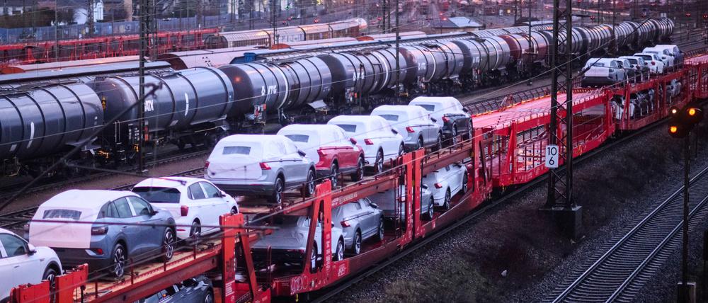 Neuwagen von Volkswagen stehen auf einem Autozug am Güterbahnhof Seelze in der Region Hannover.