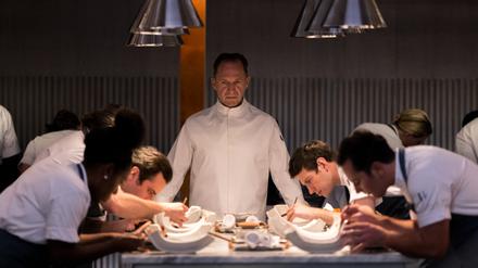 Ralph Fiennes als Chef Slowik in einer Szene des Films „The Menu“.