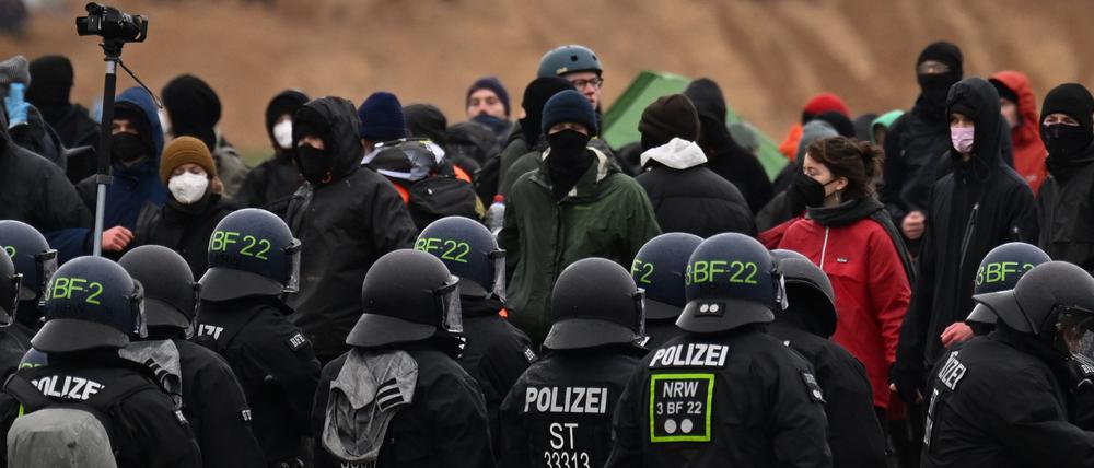 Demonstranten stehen der Polizei in Lützerath gegenüber.