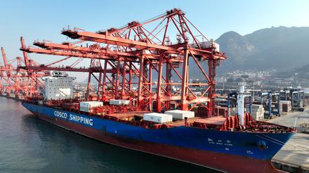 Das Luftbild zeigt das Be- und Entladen von Fracht im Hafen von Lianyungang, der ostchinesischen Provinz Jiangsu, 18. Januar 2023.