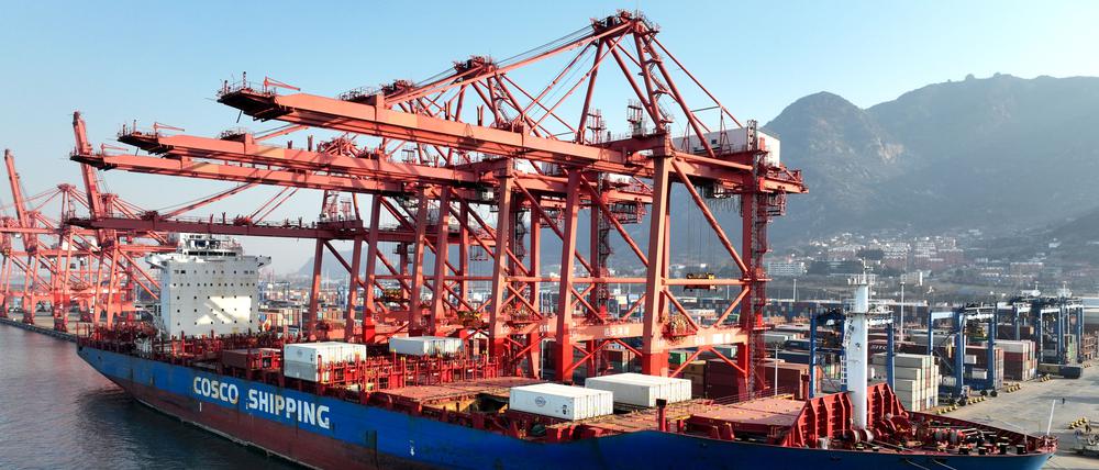 Das Luftbild zeigt das Be- und Entladen von Fracht im Hafen von Lianyungang, der ostchinesischen Provinz Jiangsu, 18. Januar 2023.
