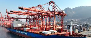 Das Luftbild zeigt das Be- und Entladen von Fracht im Hafen von Lianyungang, der ostchinesischen Provinz Jiangsu, 18. Januar 2023.