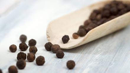 Schwarzer Pfeffer wird aus den durch Trocknen runzlig und schwarz gewordenen Früchten des Pfefferstrauches gewonnen.