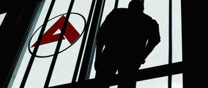 Ein Mann steht in Gladbeck im Flur der Arbeitsagentur und schaut aus dem Fenster.