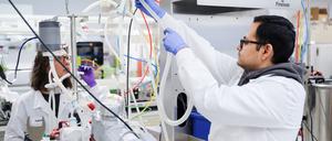 Mitarbeiter beim US-Unternehmen Asklepios BioPharmaceutical (Symbolbild)