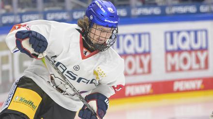 Norwin Panocha bei seinem ersten Einsatz für das DEL-Team der Eisbären am 16. Dezember 2002 gegen Schwenningen.