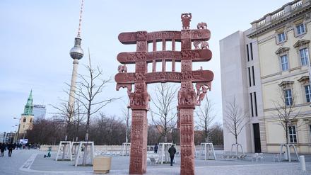 Das neue installierte  altindische Tor auf dem Platz vor dem Humboldt-Forum. 