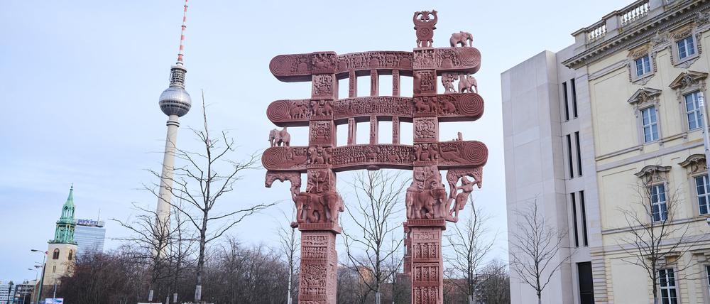 Das neue installierte altindische Tor auf dem Platz vor dem Humboldt-Forum.