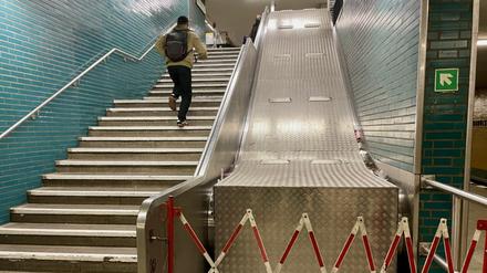Die seit Jahren defekten Rolltreppen am U-Bahnhof Möckernstraße sind nach wie vor gesperrt.