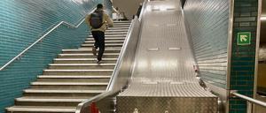 Die seit Jahren defekten Rolltreppen am U-Bahnhof Möckernstraße sind nach wie vor gesperrt.