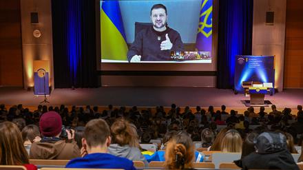 Selenskyi, zugeschaltet in die Europa-Universität Viadrina.
