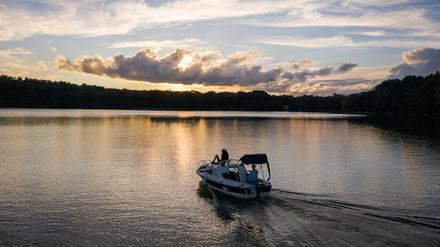 Aufbruch am Morgen mit dem Motorboot.
