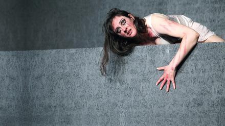 Constanze Becker als „Medea“ am Berliner Ensemble. Im Probealltag Betreuung für ihre zwei Kinder zu organisieren, sei immer wieder mühsam, sagt sie. 