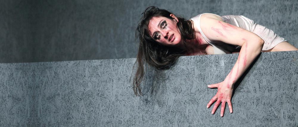 Constanze Becker als „Medea“ am Berliner Ensemble. Im Probealltag Betreuung für ihre zwei Kinder zu organisieren, sei immer wieder mühsam, sagt sie.